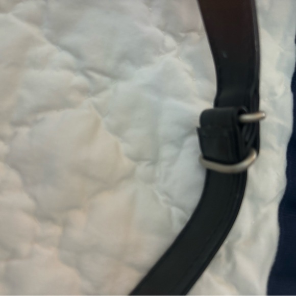 Camera bag style crossbody bag by Carlyle - Picture 3 of 9